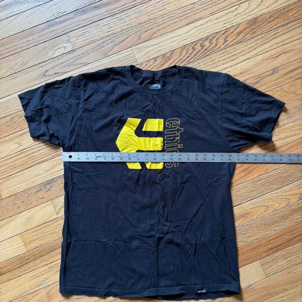 Etnies black t shirt with yellow logo